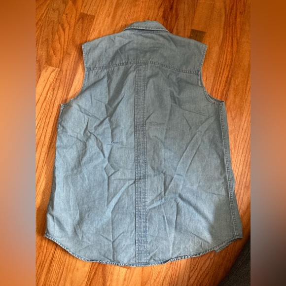Classic Chambray sleeveless is perfect for warm weather! Mix with dark denim! - Picture 3 of 5
